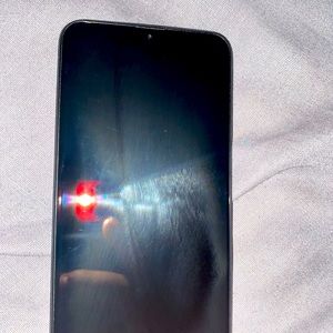 Selling Galaxy A10e cricket company used it couple times comes with case 32 GB